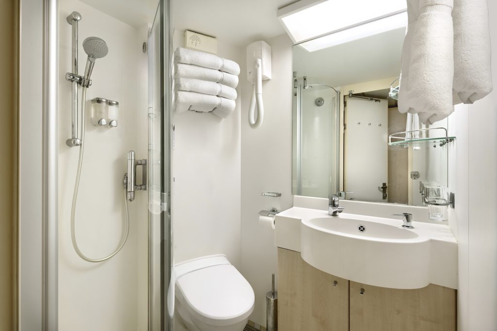 MSC Armonia, Junior Balcony - Bathroom (BM1)